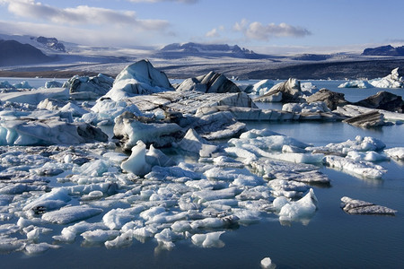 冰岛南海岸的Jokulsarlon冰川环礁湖和山寒冷的风景极图片