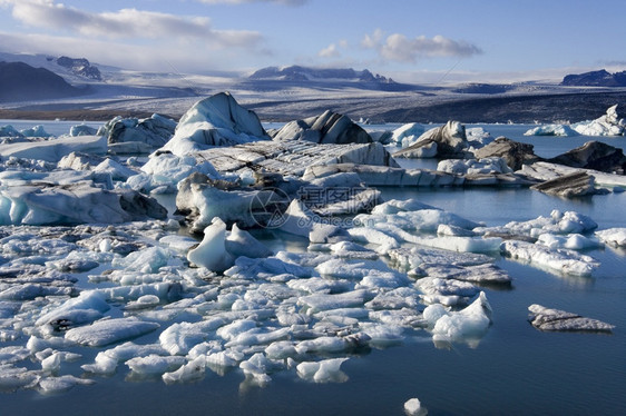 冰岛南海岸的Jokulsarlon冰川环礁湖和山寒冷的风景极图片