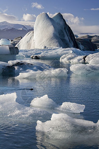 冰岛南海岸的Jokulsarlon冰川环礁湖和山欧洲岛的荒野图片