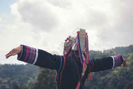 女人在户外放松看着快乐和微笑女士中间生活图片