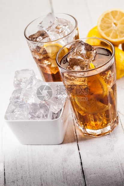 白色木制桌子上新鲜柠檬冰茶的照片甜液体凉爽图片