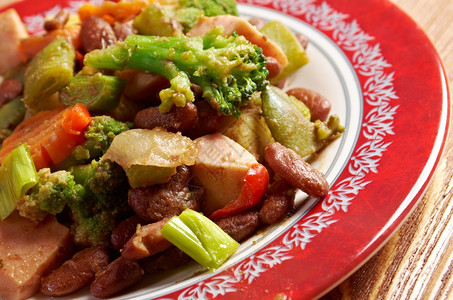 食物一顿饭鹅加猪肉香肠和锅里豆子的卡苏莱图片