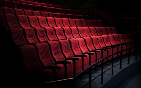 戏剧娱乐快的院红色座位排成一图片