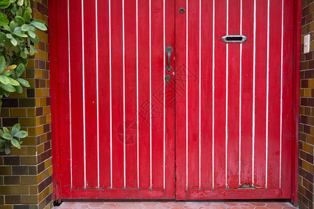 双倍的古董建造红色木制面板双门和邮件箱背景图片