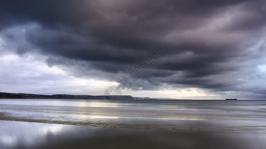 海洋天空风暴多勒斯特海滩上空的寒冬云天图片