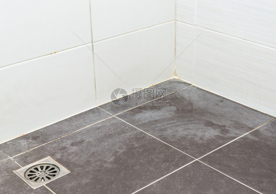 屋金属洞城市现代浴室的肮脏瓷砖地板市区图片