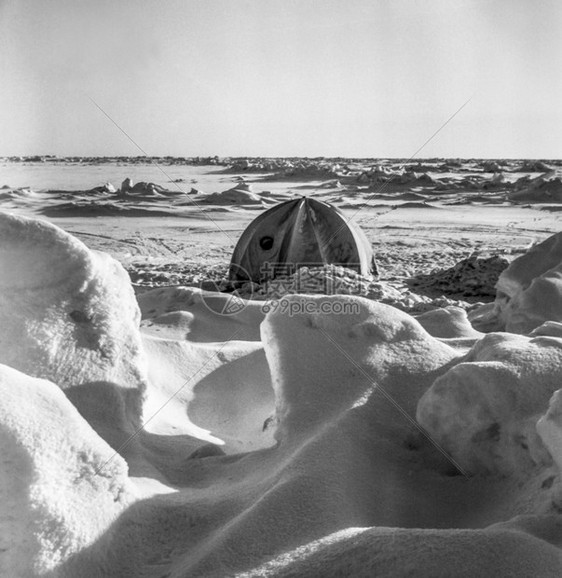 冰川海极端在北洋严酷的雪中嵌入黑白相片图片