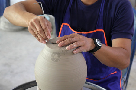陶瓷制品餐具器车间轮制工人产品图片