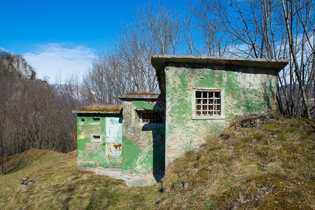 山中草地上的狩猎小屋冬天假期圣诞节图片