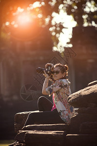 工具肖像在旅游目的地用Dslr相机拍摄照片的女游客随意图片