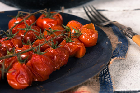 樱桃西红柿煮在桌上的烤炉里盘子番茄乡村图片