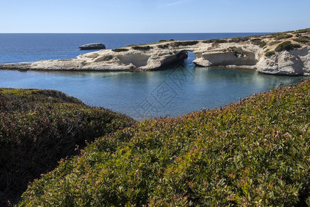 Sarchitttu是意大利撒丁亚西海岸奥里斯塔诺附近一个小型沿海镇以附近的自然大拱门Sarchitttu或小拱门命名沙丁鱼景观图片