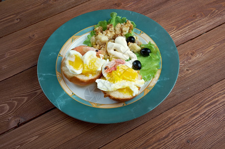 盘子由英国松饼偷猎鸡蛋和荷兰面酱构成的海王星层式早餐盘美食杯子图片