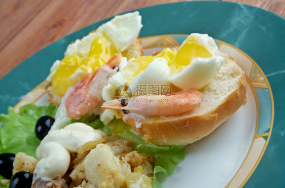 吐司英语由国松饼偷猎鸡蛋和荷兰面酱构成的海王星层式早餐盘分的图片