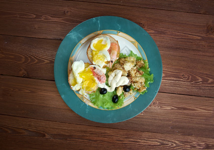 盘子由英国松饼偷猎鸡蛋和荷兰面酱构成的海王星层式早餐盘杯子一顿饭图片