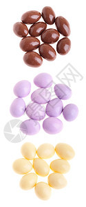 甜点收集的巧克力涂层杏仁棕色紫白底孤立于放图片