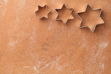 复制刀具准备姜饼自制面团上的恒星圣诞节饼干切割机文字空间图片