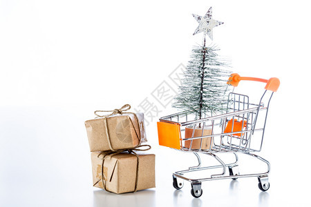 消费者与圣诞购物一起车大树图片