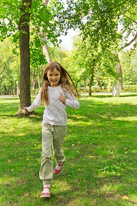 休闲的学龄前儿童夏天可爱跑女孩的照片运动图片