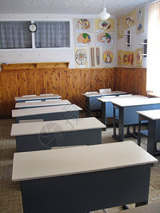 窗户解剖教室在内有办公桌排成一前提站立图片
