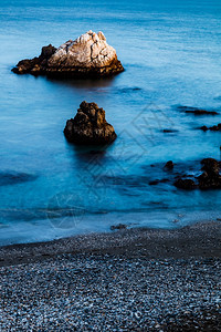 黄昏托雷拉萨尔海滩盐塔卡萨雷斯马拉加西班牙托雷德拉萨尔海滩西班牙岩石水图片