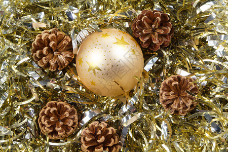 松果和金瓜放在作为圣诞节装饰品的金色罐头上一种快乐的传统图片