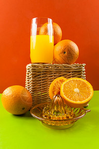 新鲜的手动果汁机彩色背景上橙子饮食图片