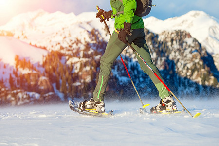 自然旅行冒险山上带技术雪鞋步行的细图图片