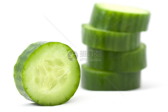 白色背景上孤立的黄瓜切片绿色沙拉饮食图片