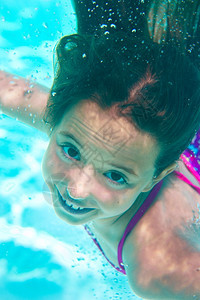 潜水休息乐趣游泳池的水下女孩图片