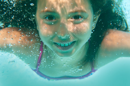 行动水池快乐的游泳水下女孩图片