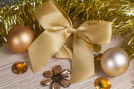 弓和金色小玩意作为圣诞节的装饰丝带股图片