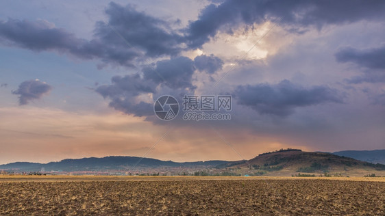 亚地斯郊外Legetafo镇附近的一片充满暴云农村风景观辉光亚的斯图片