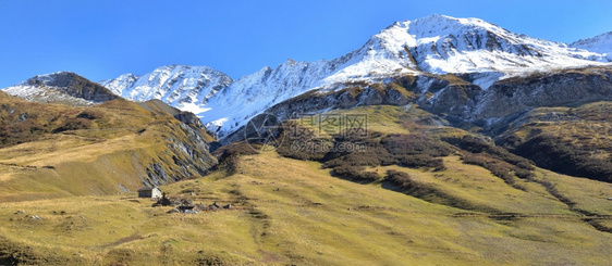 阿尔卑斯雪山和草原图片