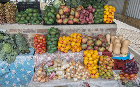 为了食物在非洲城市烟雾区销售新鲜水果的市场摊位李子图片