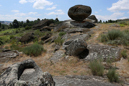 五十四或者巨石葡萄牙贝拉阿尔塔CeloricodaBeira附近圣根斯的神话钟石周围54个或中的一些全景图图片