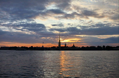 太阳圣彼得堡夜间城市的轮廓大教堂城市景观图片