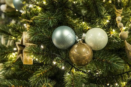 框架球圣诞节树背景以圣诞绿色和黄金底装饰并配有勋章木制的图片