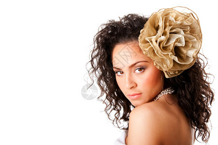 一种摄影时尚位皮肤黝黑洁白戴着珍珠项链和卷发假花的西班牙裔女美丽脸庞与世隔绝图片