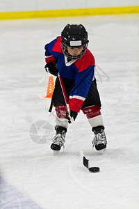 冰球练习的男孩娱乐游戏加拿大图片
