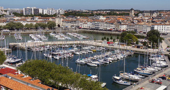 法国城市游艇码头风光图片