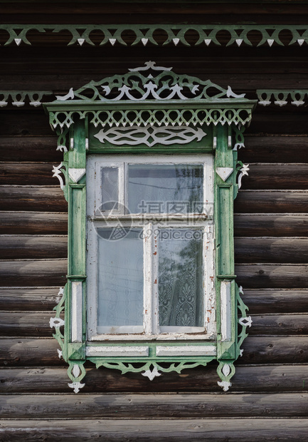 外部的住宅在俄罗斯图塔耶夫的旧木屋中雕刻窗户框架图片