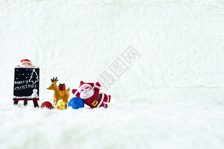 圣诞节钟冬天与老人和雪共度的圣诞假日在雪地背景和复制空间上图片