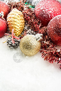 新的寒雪背景圣诞饰物和球体闪光配件图片