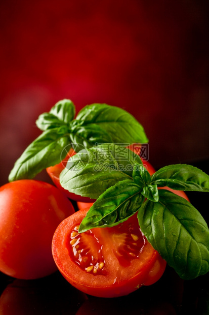 新鲜的相片切西红柿玻璃桌上有巴西尔和亮光健康红色的图片