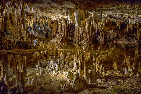 岩石钟乳吸引力月球洞穴中的静脉杆菌和stalagmites图片