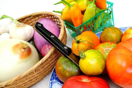 花生蔬菜包括红洋葱和白热辣椒和传承西红柿蔬菜弗雷阿生的有机图片
