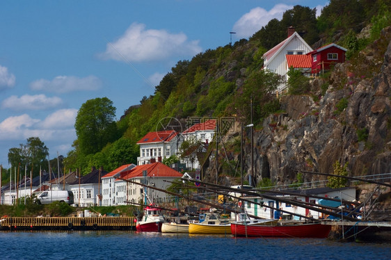 建造挪威南部里索的多彩船只南方图片
