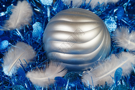 以蓝锡罐为圣诞节的装饰品圣诞花粉和银色冬天闪光股图片