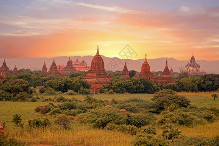 旅行老的寺庙日落时在缅甸巴甘Bagan的风景中古代塔台图片